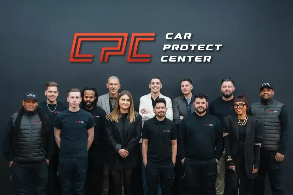 L’équipe de Car Protect Center au complet, réunie en studio devant le mur au logo CPC