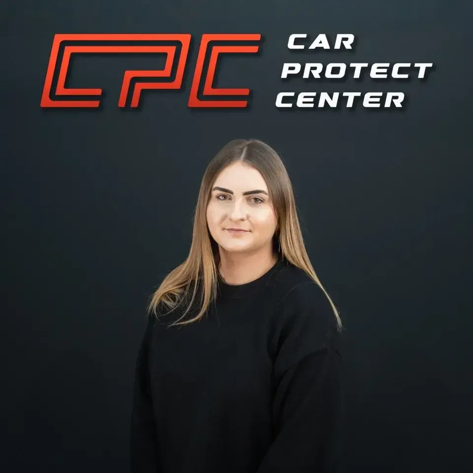 Portrait de studio d’un membre de l’équipe Car Protect Center, de face, devant le mur au logo CPC