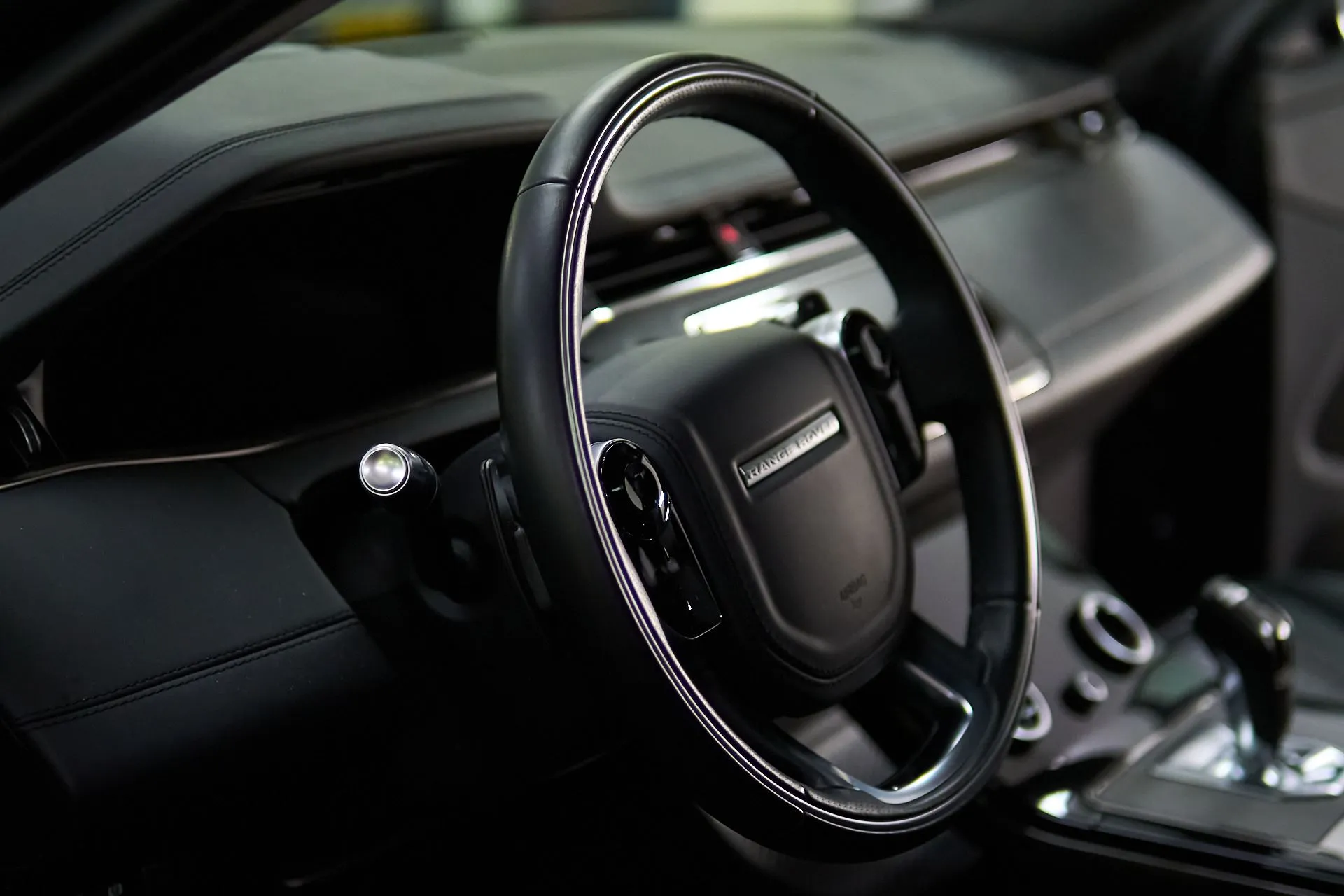 Habitacle et volant d’un véhicule après nettoyage intérieur chez Car Protect