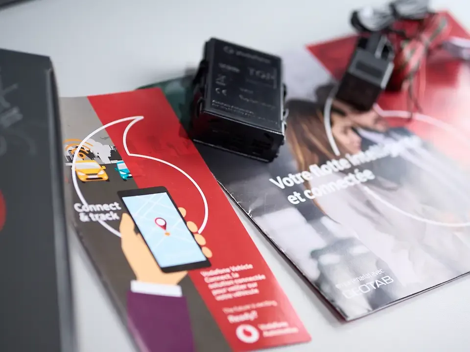 Écran d’un boîtier de géolocalisation Vodafone installé dans un véhicule