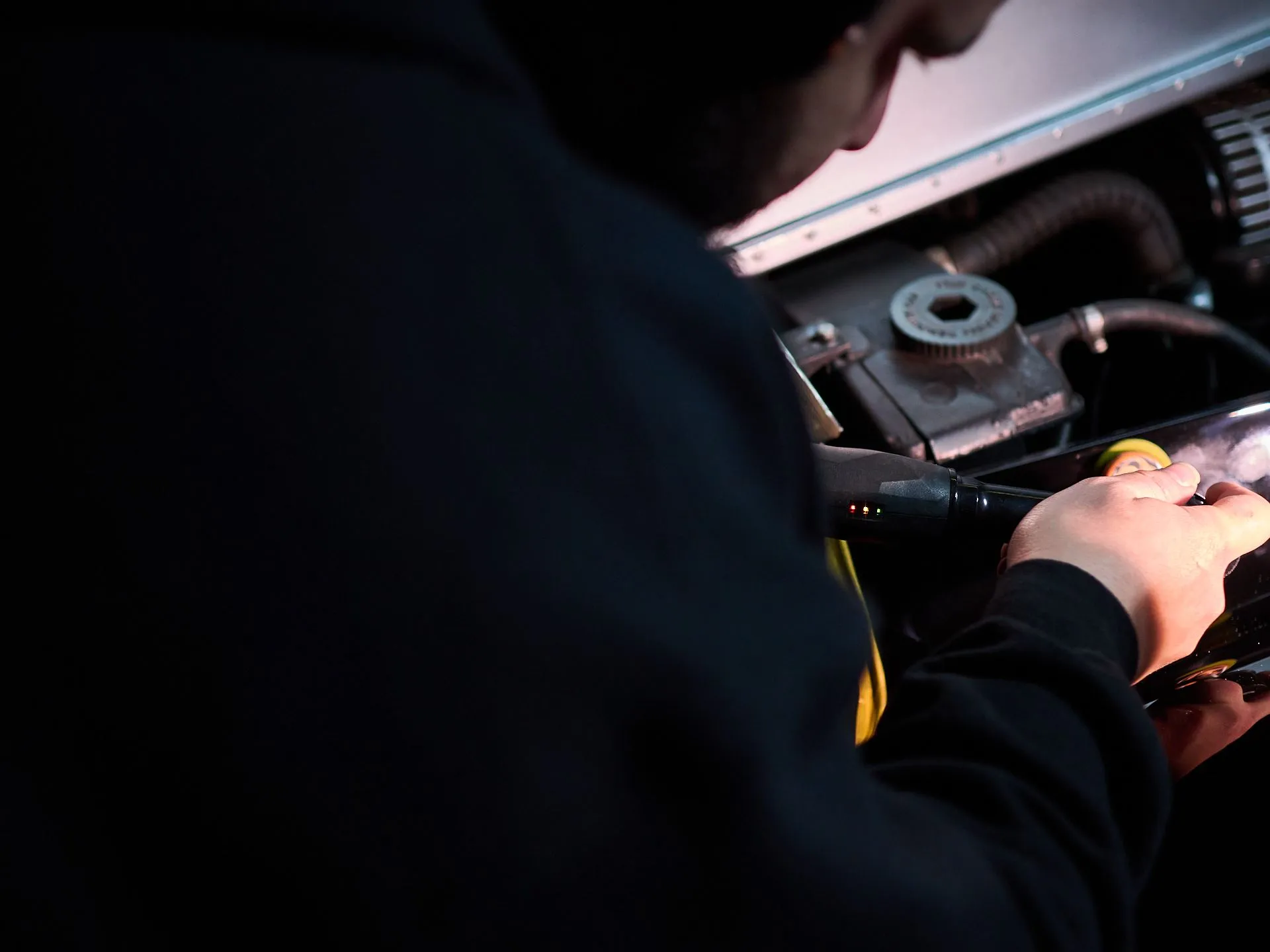 Un technicien Car Protect au travail sur la carrosserie d’un véhicule