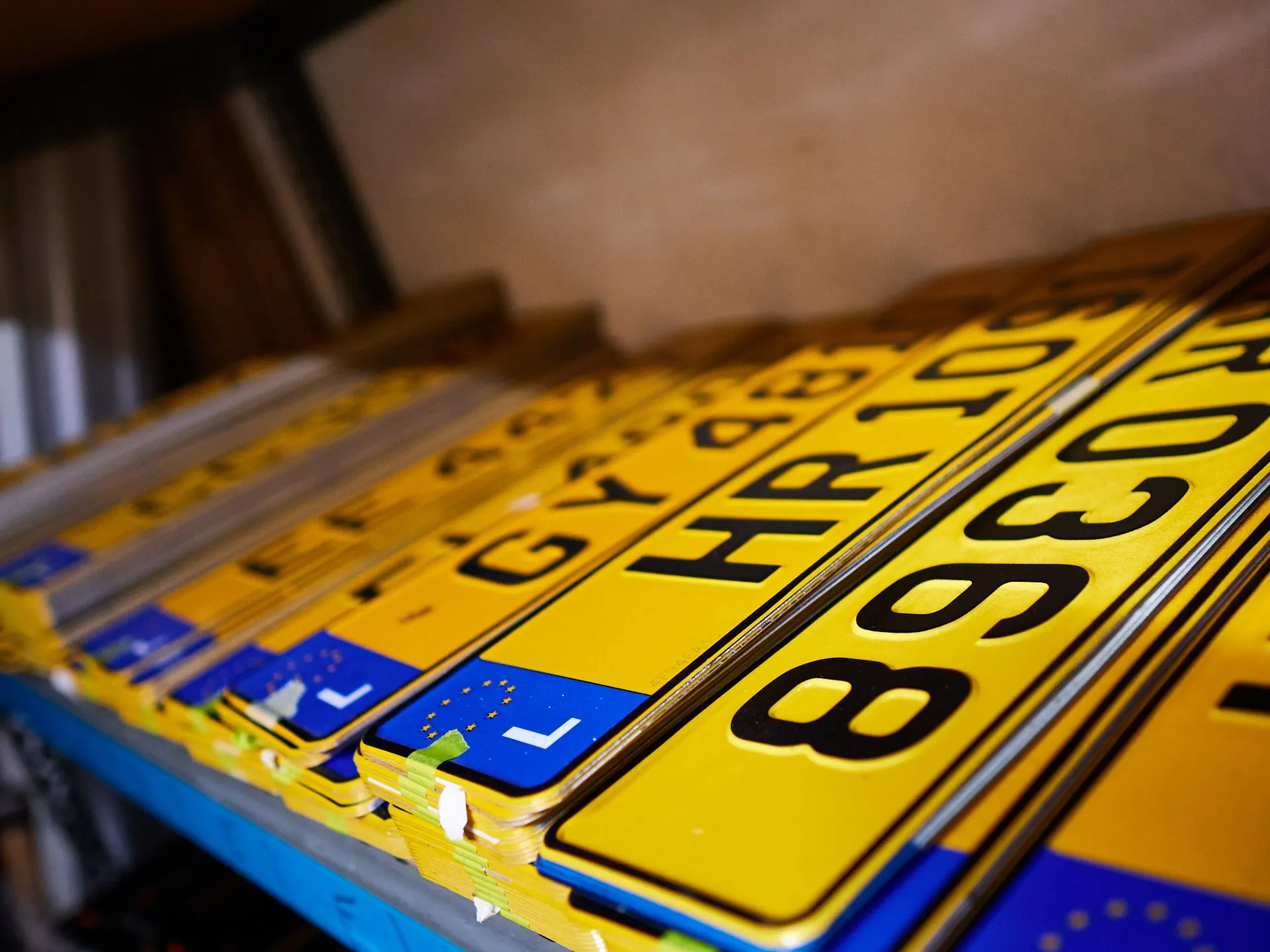 Plaques d’immatriculation luxembourgeoises préparées dans l’atelier