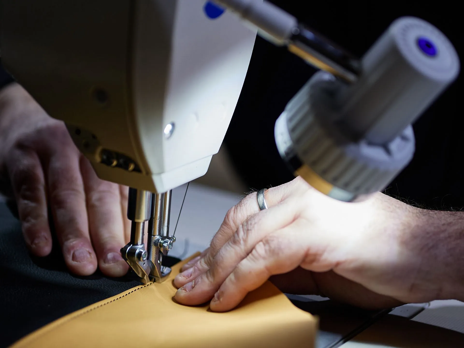 Machine à coudre et pièce de cuir dans l’atelier de sellerie Car Protect