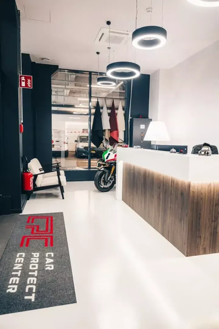 Le comptoir d’accueil de l’atelier Car Protect Center