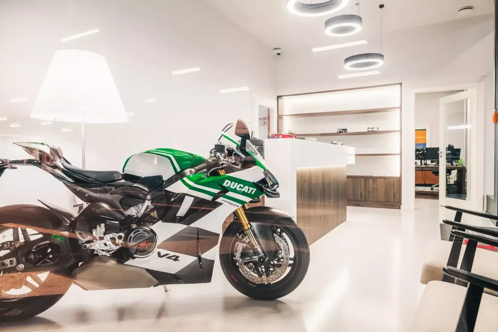 Moto Ducati exposée dans l’espace d’accueil du Car Protect Center