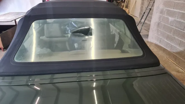 Capote et lunette arrière usées d’un cabriolet BMW e30, avant remplacement