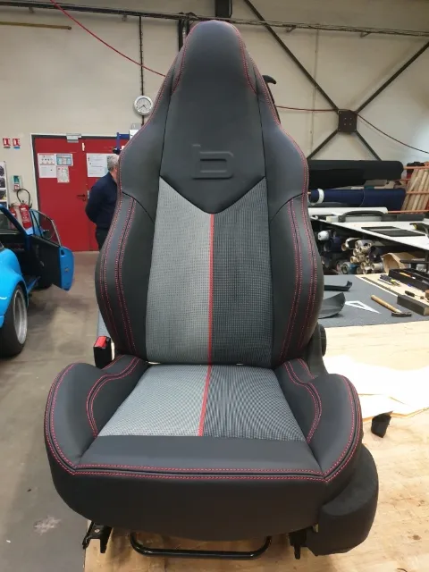 Siège de Peugeot RCZ regarni de cuir et de tissu à motifs