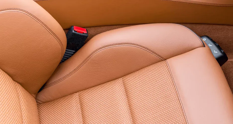 Sellerie cuir fauve restaurée dans un habitacle automobile